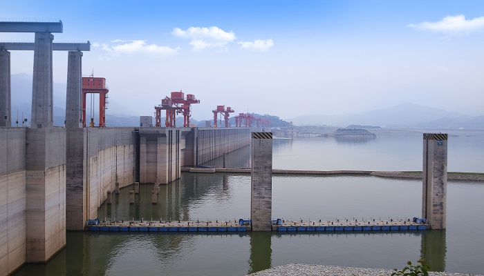 三峡大坝是哪一年建成